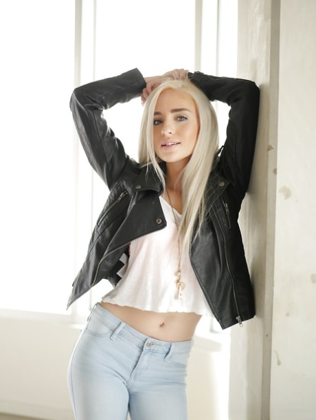 Naomi Woods modell vuxen foto