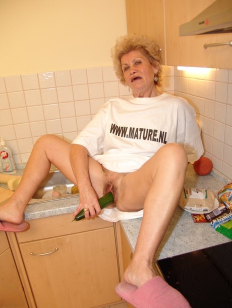 den ursprungliga milf ganska pornografisk foto