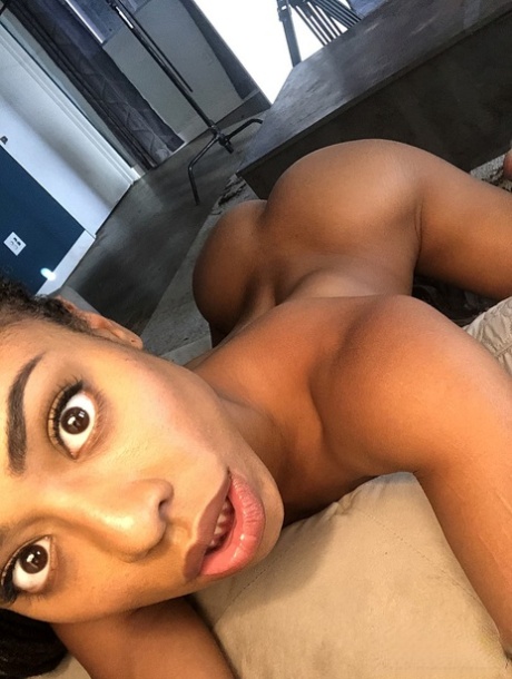 Kira Noir perfekt modell foton